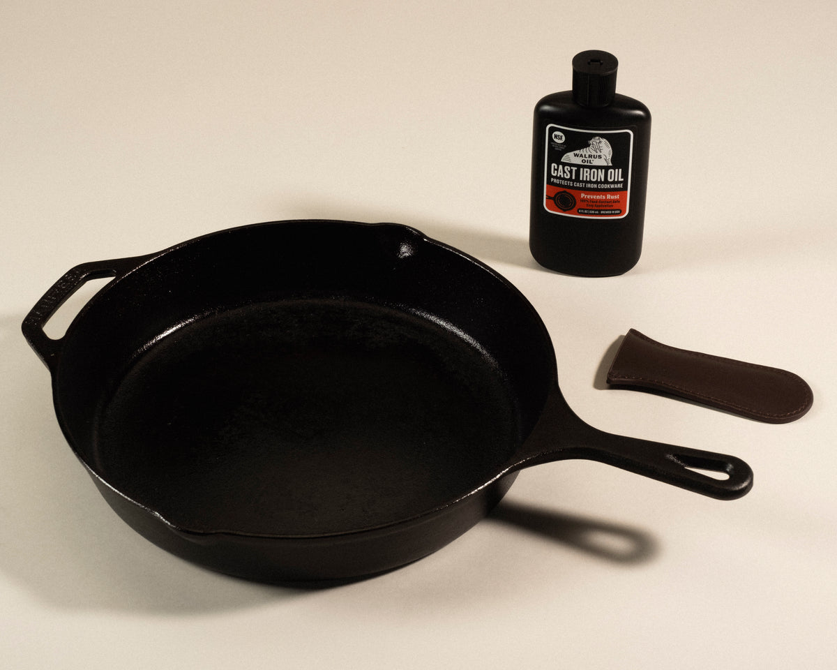Mänresa cast iron gift set with pan, Walrus Oil seasoning oil and leather handle sleeve, photo 2