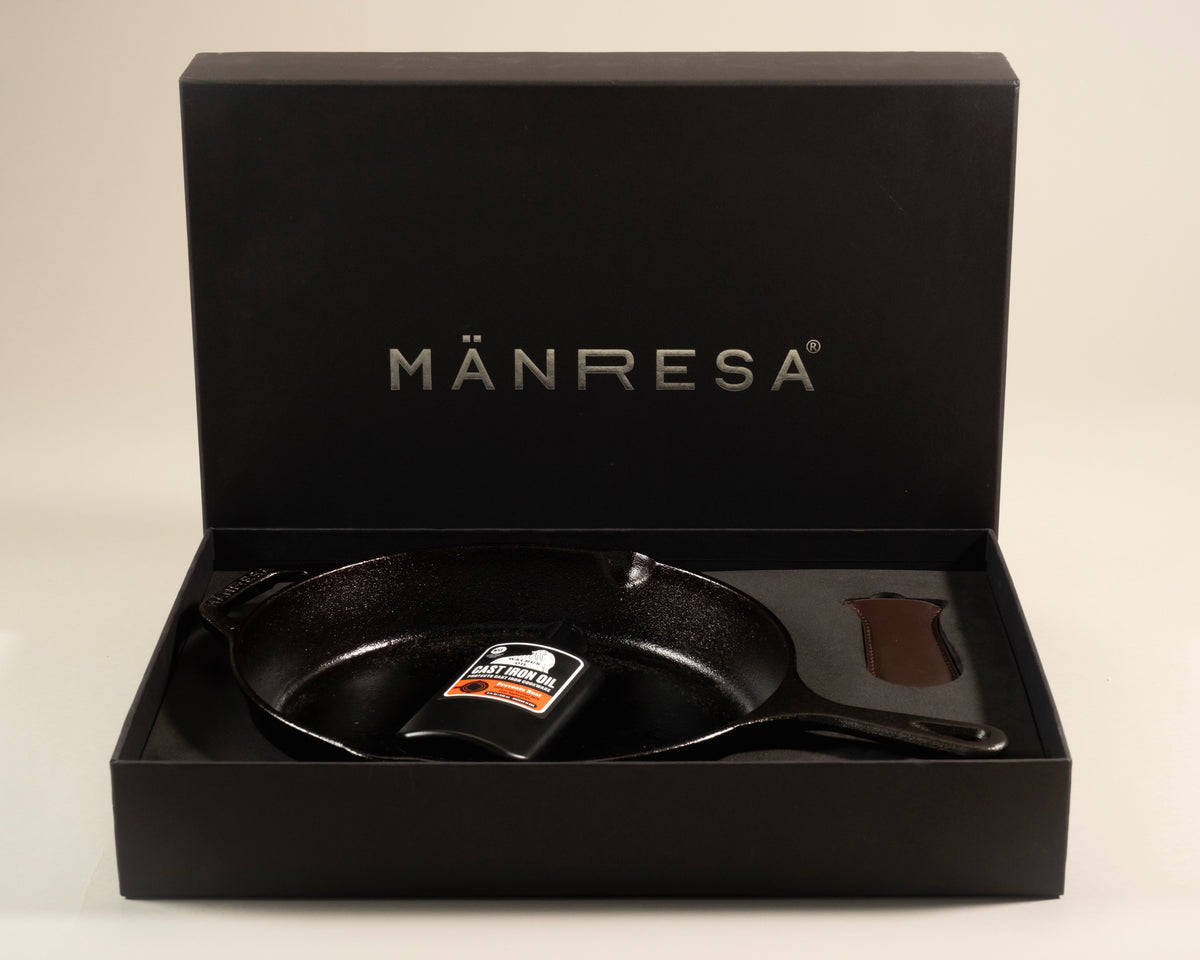 Mänresa cast iron gift set with pan, Walrus Oil seasoning oil and leather handle sleeve, photo 3