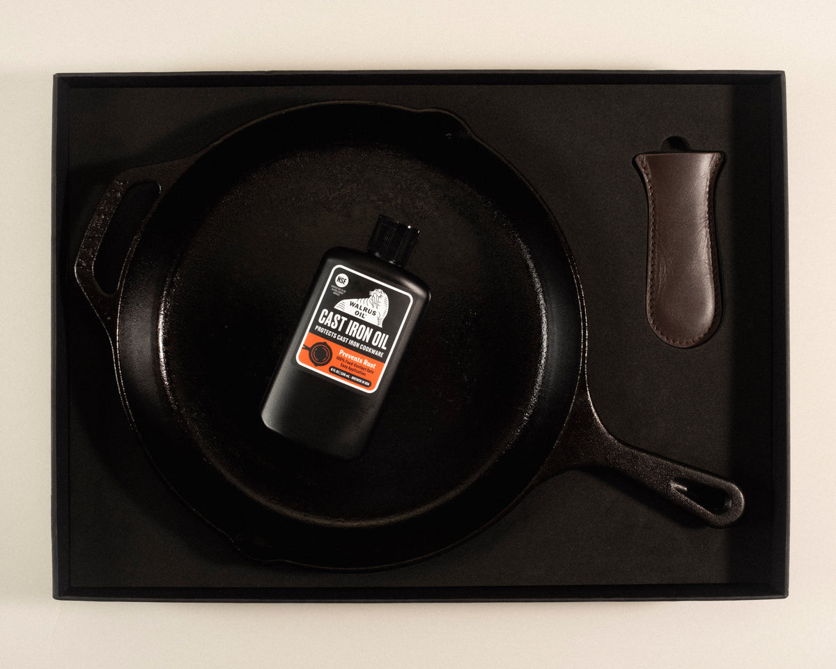Mänresa cast iron gift set with pan, Walrus Oil seasoning oil and leather handle sleeve, photo 1