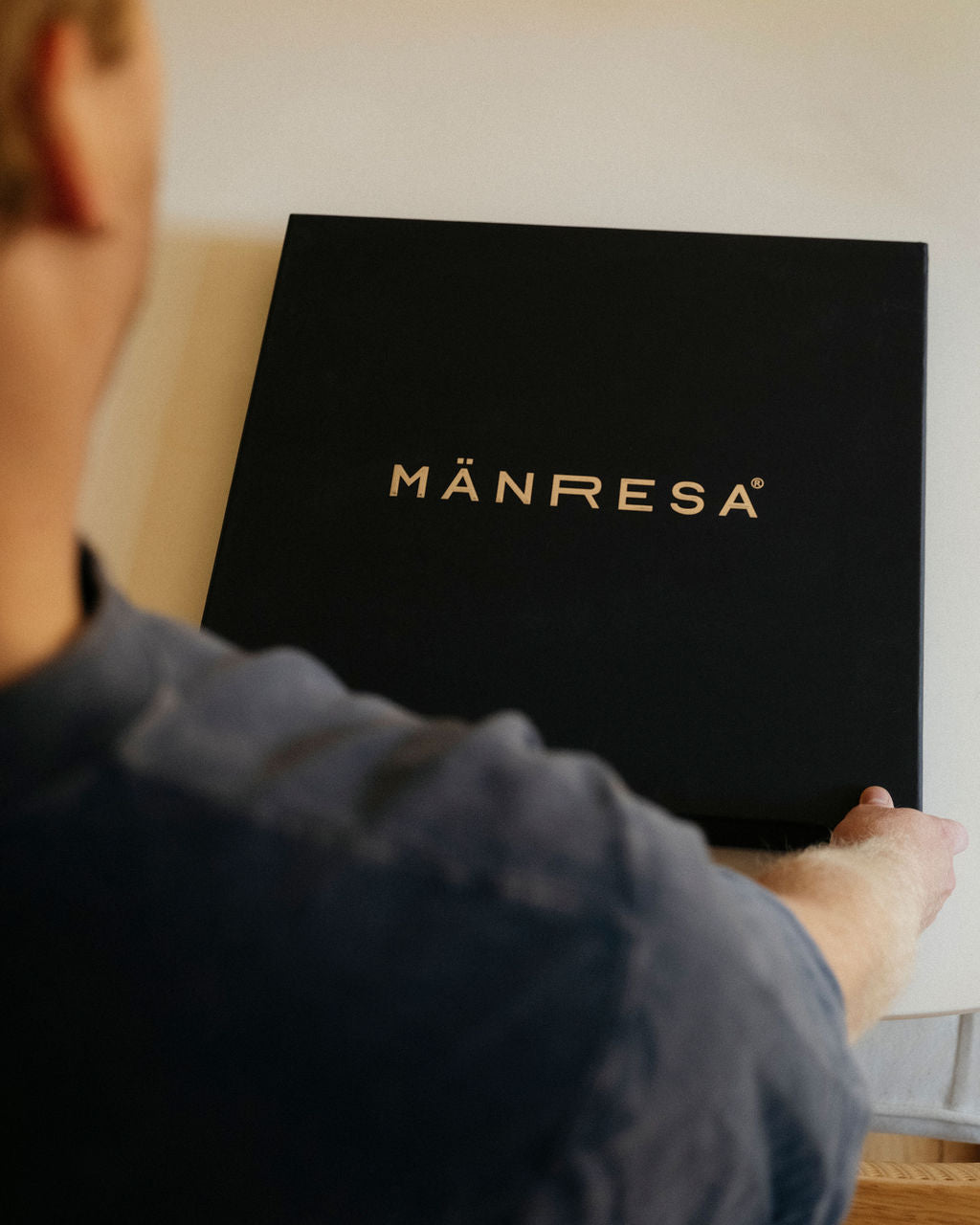Mänresa butcher block chef knife gift set, closed gift box held upright