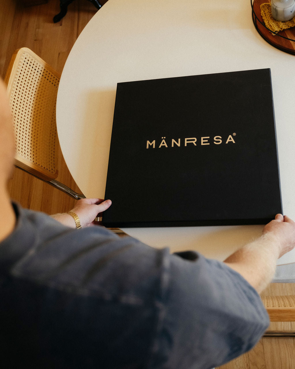 Mänresa butcher block chef knife gift set, closed gift box on the table