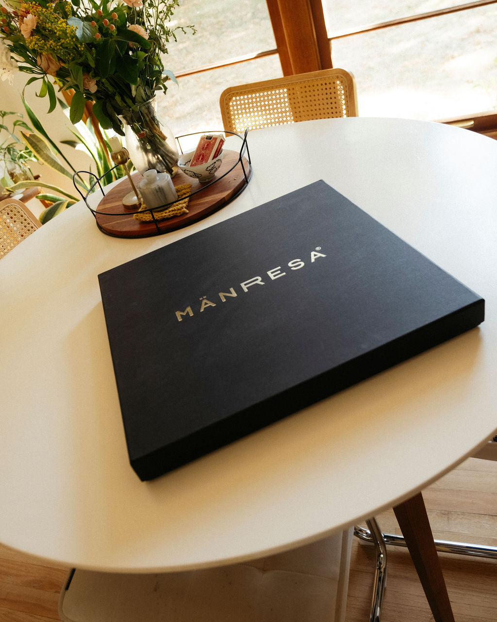 Mänresa butcher block chef knife gift set, closed gift box with flowers